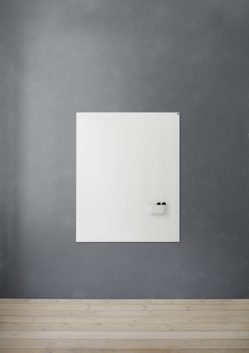 CHAT BOARD Elements magnetisk glastavle 120x150 Pure White på grå væg med Storage Unit Magnetic i hvid