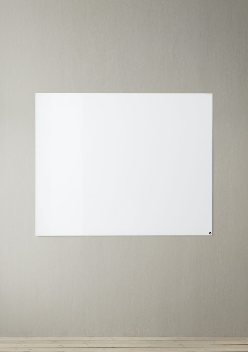 CHAT BOARD Elements magnetisk glastavle 120x150 vertikalt ophængt i Pure White på sandfarvet væg
