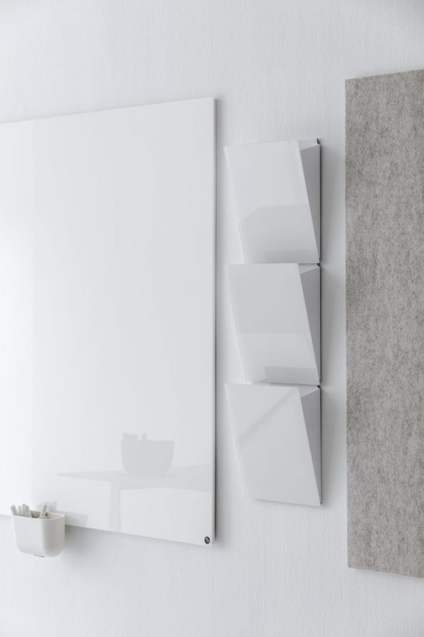 CHAT BOARD Magazine Rack i Pure White tre styks vist med Classic og BuzziFelt og Storage Unit Hanger