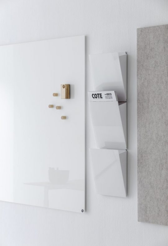 CHAT BOARD Magazine Rack 3 tyks i Pure White vist med Classic og BuzziFelt tavler