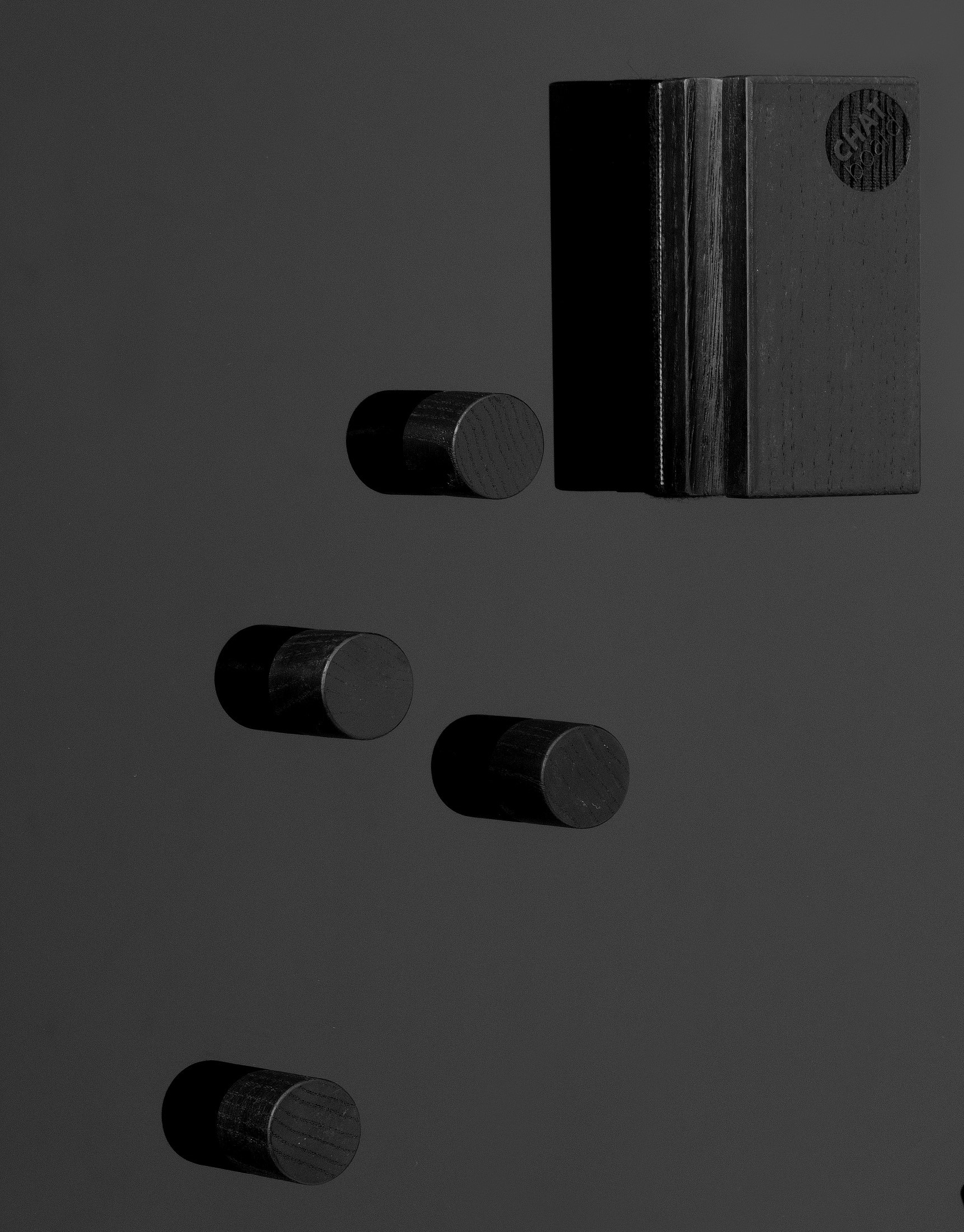 CHAT-BOARD-Woody-black-on-Black