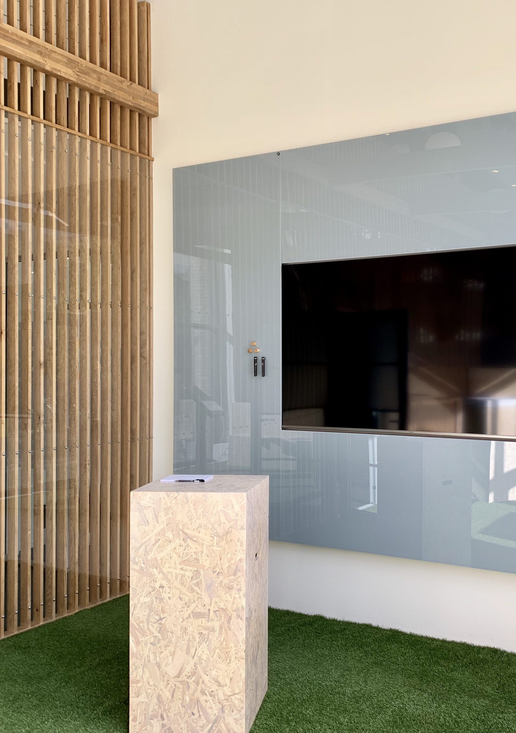 Project-CHAT-BOARD-Classic-Bespoke-Grey-Dentsu-Aegis-Network-Helle-Holstein CHAT BOARD Classic bespoke magnetic glass boards at Dentsu Aegis Network designed by Helle Holstein Copenhagen Denmark