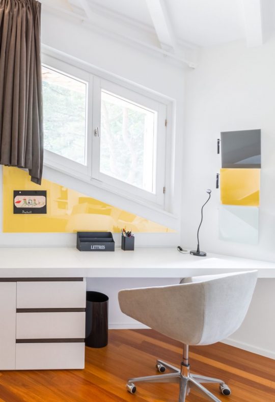 CHAT BOARD bespoke triangular magnetic glass board in Sunflower and Magazine Racks at private residense in Prangins, designed by Provalia Capital, Delphine Haddad, photo: Agence FULLFRAME