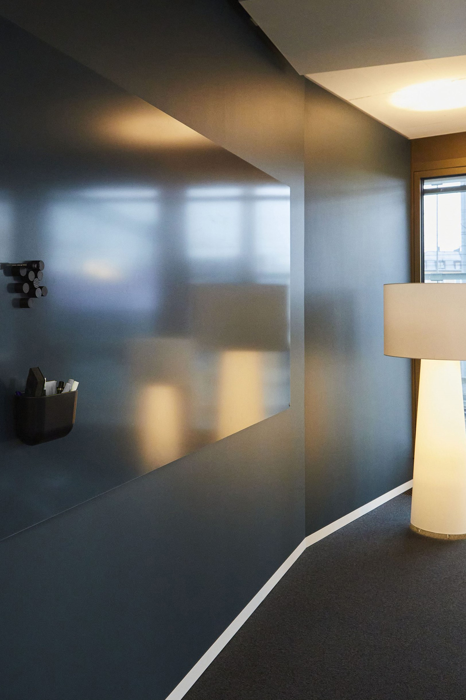 CHAT BOARD Matt magnetic glass board in bespoke NCS colour at Haworth showroom Erlebniswelt New Work in Zürich Oerlikon, photographed by Marco Sieber