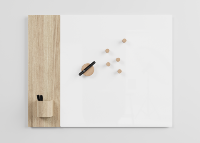 CHAT BOARD DISCØ Eraser and magnets in natural oak on a Classic Crafted with Keeper