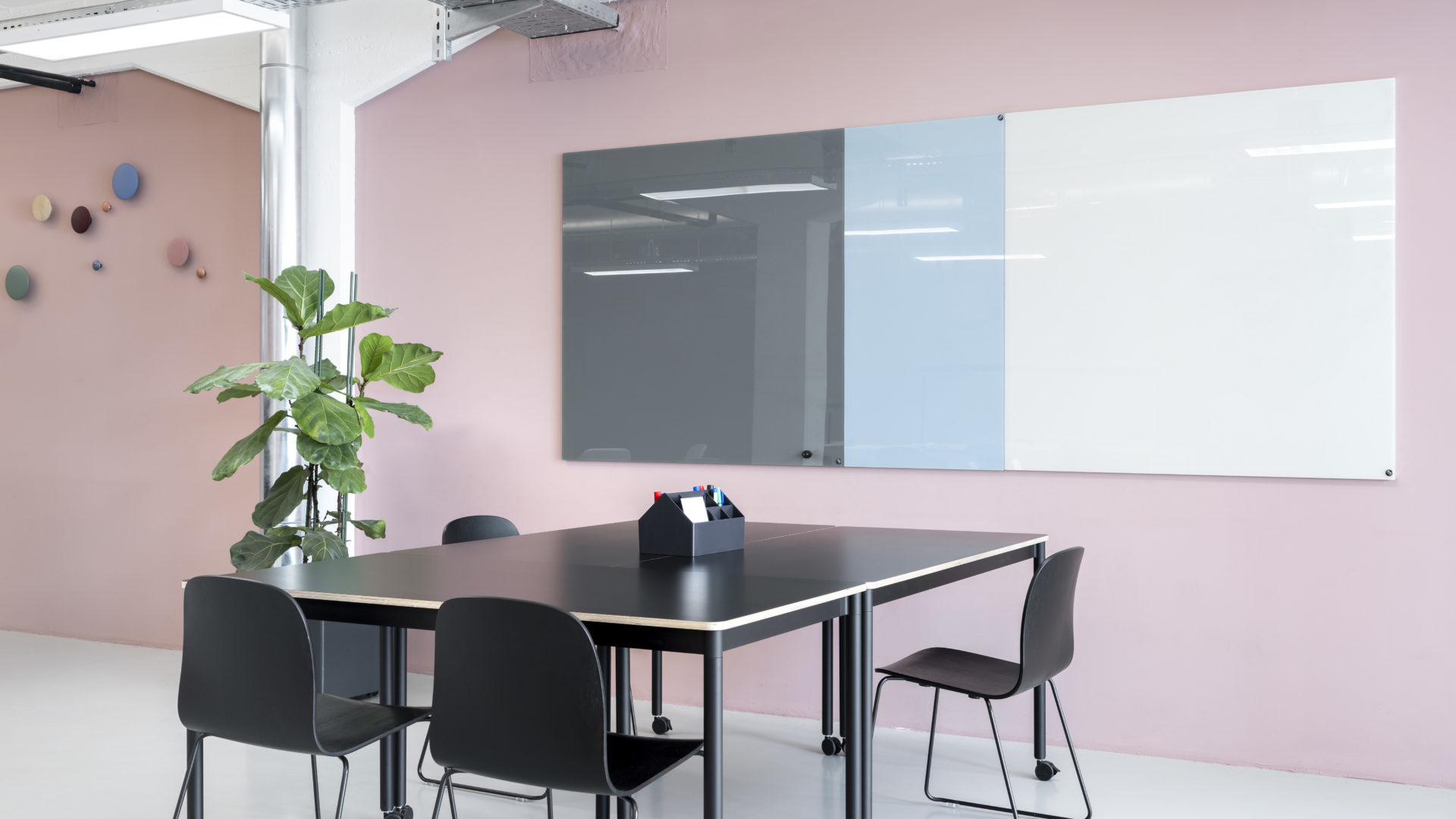 CHAT BOARD Classic boards in Dark Grey, Sky Blue and Pure White at Impact Studio by feco × Muuto, Karlsruhe