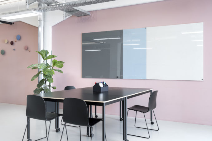 CHAT BOARD Classic boards in Dark Grey, Sky Blue and Pure White at Impact Studio by feco × Muuto, Karlsruhe