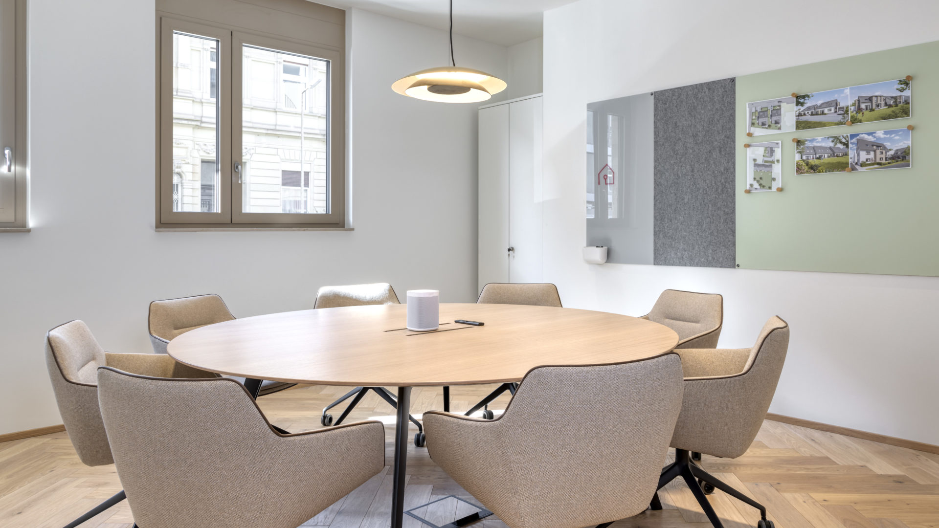 CHAT BOARD Classic in Dove, BuzziFelt in Stone Grey and Matt in Lily at gebaka Bau GmbH by feco, Karlsruhe