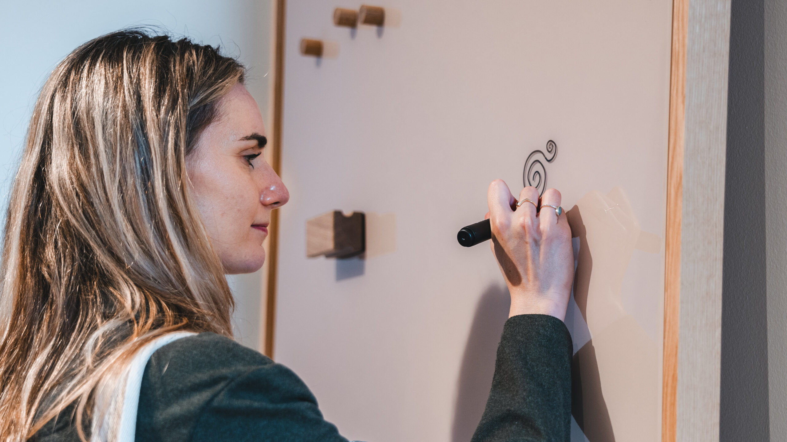 Writing on a magnetic glass whiteboard